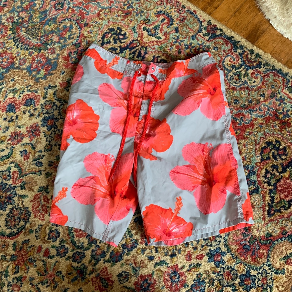Missino evolved men’s bathing suit. Worn a few times . They may‎ be board shorts